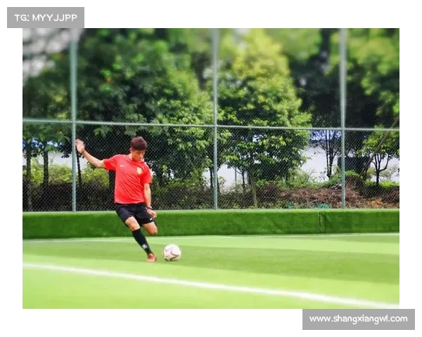 这个绿色球员的速度实在太快了 让对手根本无法追赶